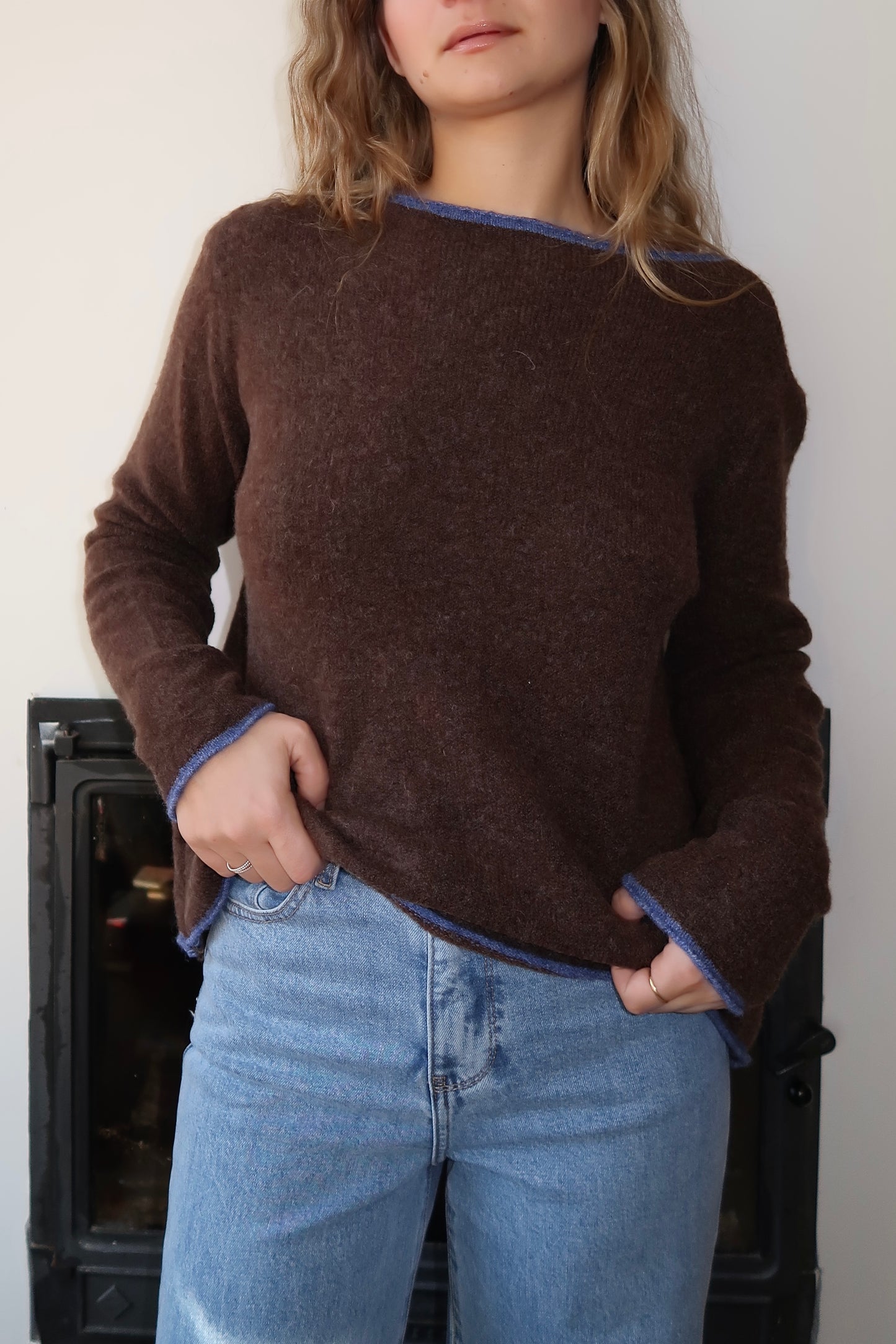 Pull marron liseré bleu