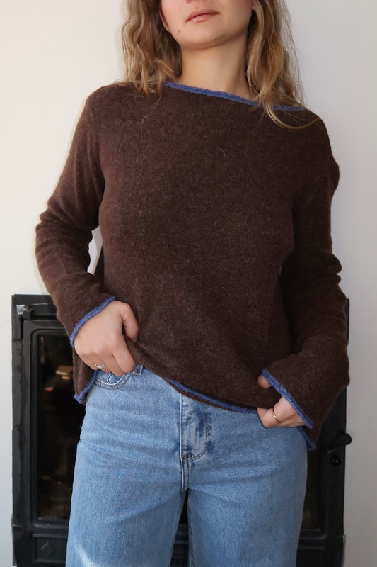 Pull marron liseré bleu