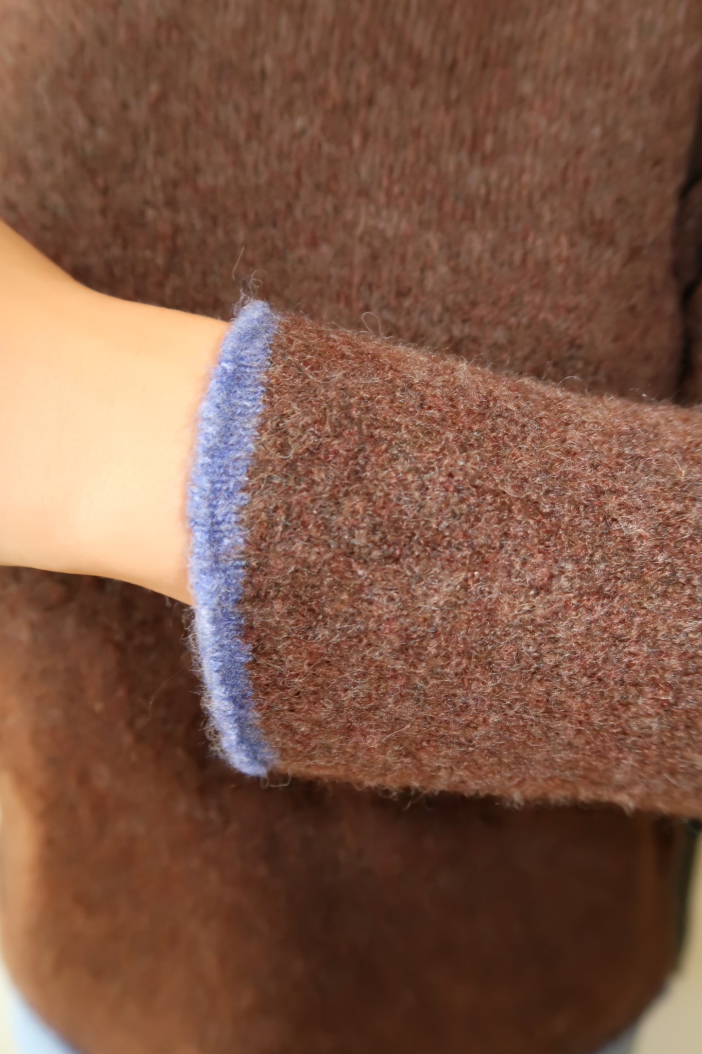 Pull marron liseré bleu